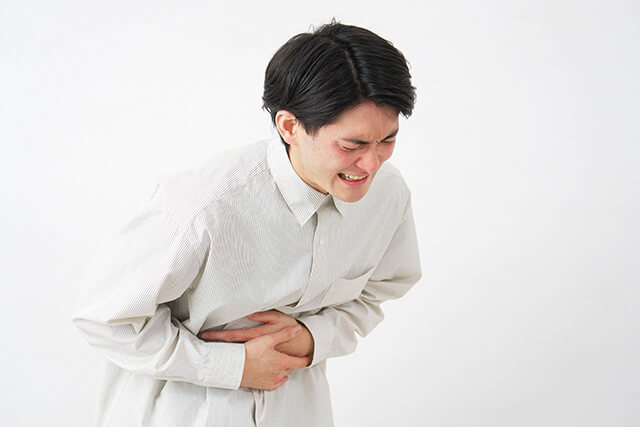 胃痛に苦しんでいる男性