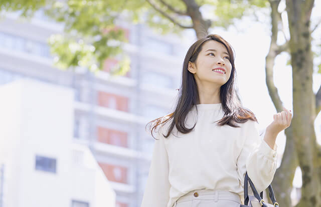 街中を歩いている女性