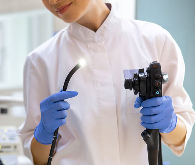 内視鏡カメラを持つ技師