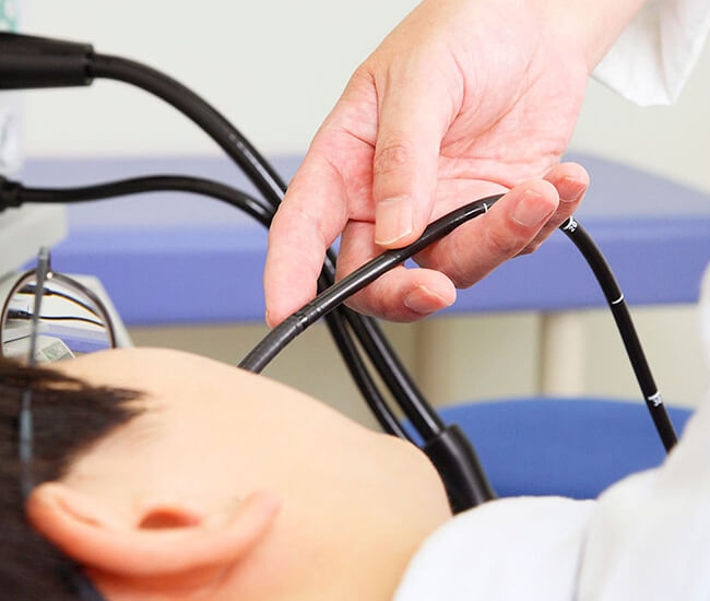 内視鏡検査をする患者