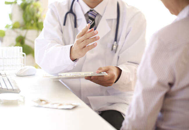 患者の診察を行う医師