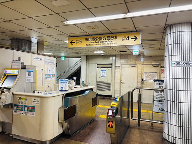 改札口を出て左手に進みます