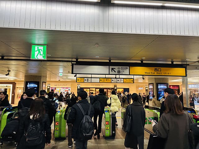 JR山手線恵比寿駅西口改札口を出て、左手に進みます