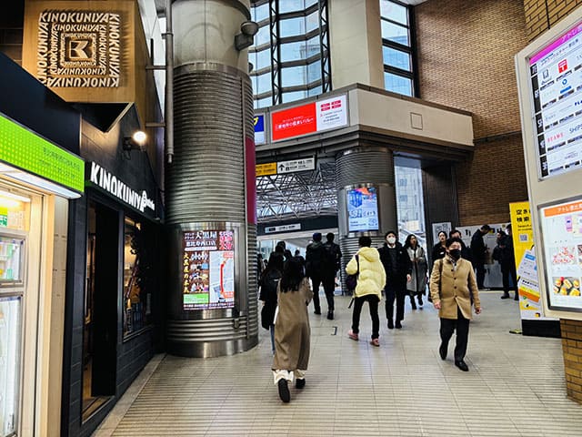 右方向にあるNewDays KIOSK と KINOKUNIYA entree の前の道を進みます