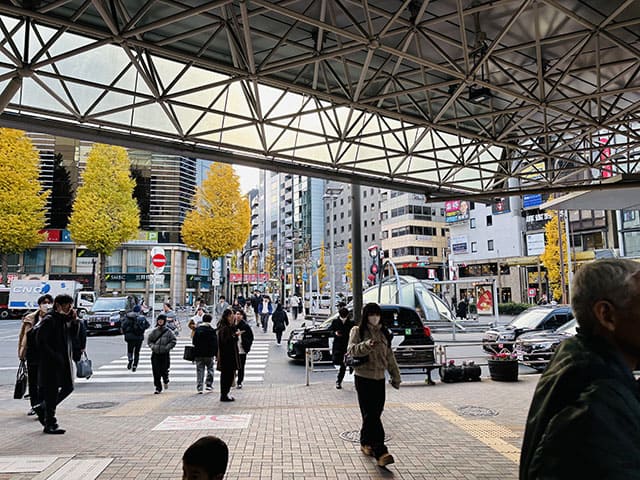 左手にバスロータリーがあるので直進します