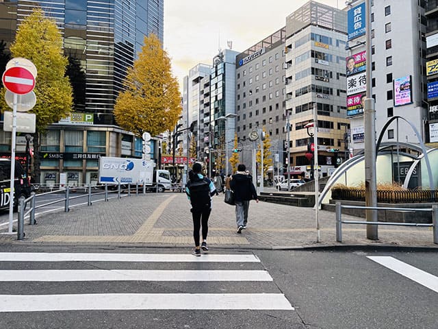 三井住友銀行（SMBC）に向かって横断歩道を渡ります