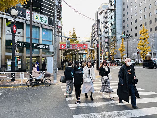三井住友銀行隣の恵比寿駅前通り商店街を直進します