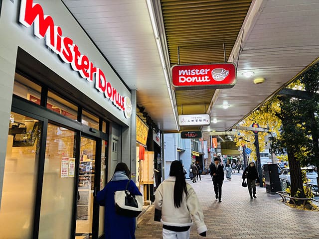ミスタードーナッツ、三田製麺所、TORAJIなどを通り過ぎます